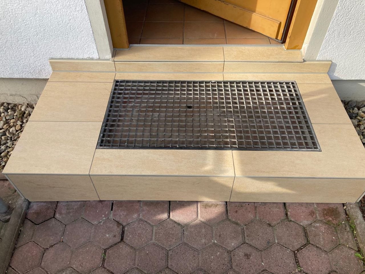 Außenpodest aus Feinsteinzeug